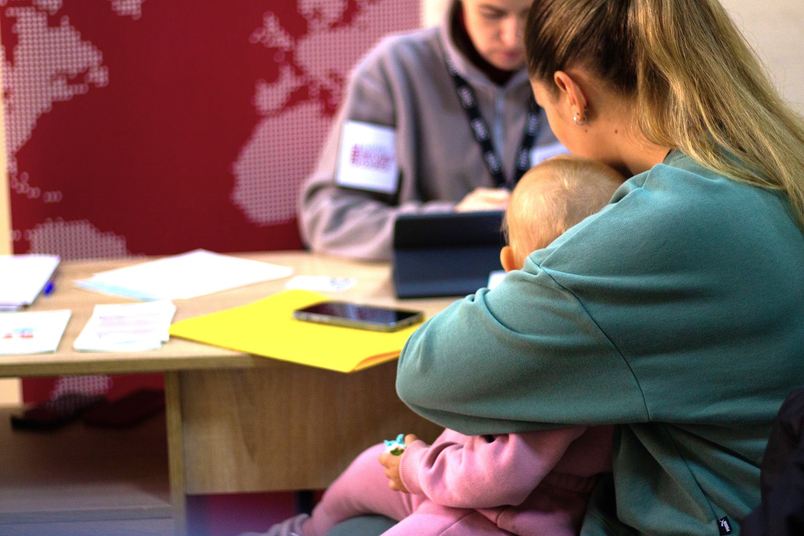Højgravid mor på flugt med sit barn